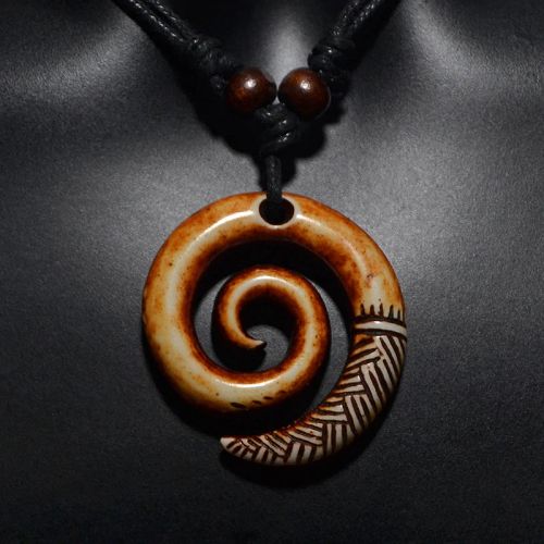 QIANZHIYUN Vintage Pendant Necklace - Adjustable Resin Design