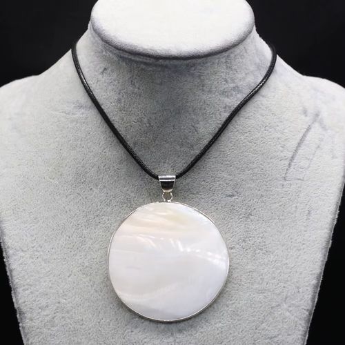 Shell Necklace - Classic Design - Versatile Fashion Accessory - 55cm / pendant 50x50mm