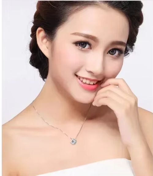 Elegant Rhinestone Pendant Necklace - Fashionable & Stylish Accessory - Light Yellow Gold Color