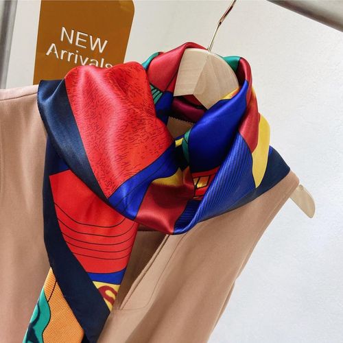 Ryo Takemasa Multifunctional Geometric Scarf - Stylish Versatility 90cm - Red / 90cmX90cm