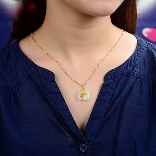 Elegant Pendant Necklace - Trendy Design for Special Occasions
