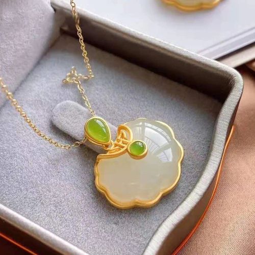 Elegant Pendant Necklace - Trendy Design for Special Occasions