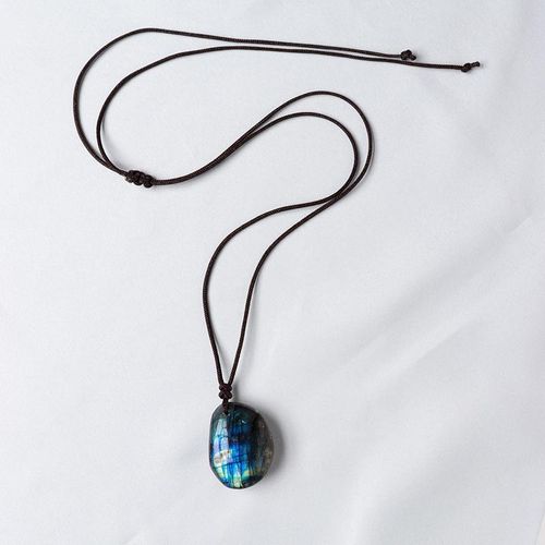 Stylish Labradorite Pendant Necklace for Versatile Everyday Wear
