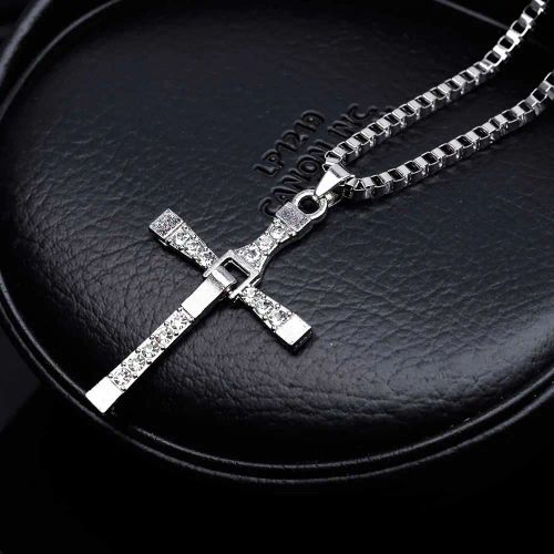 Trendy Plant Pendant Necklace - Stylish Design - Fashion Accessory