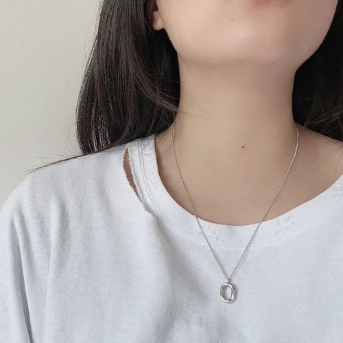 REETI Classic Geometric Silver Pendant Necklace - Elegant Accessory
