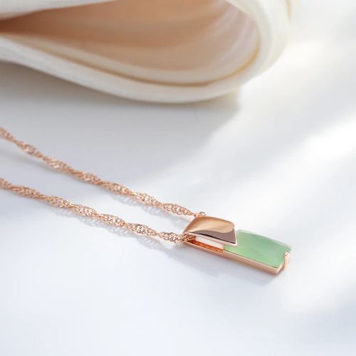 JULYDREAM Simple Luxurious Pendant Necklace - Trendy Everyday Accessory - Green Zircon