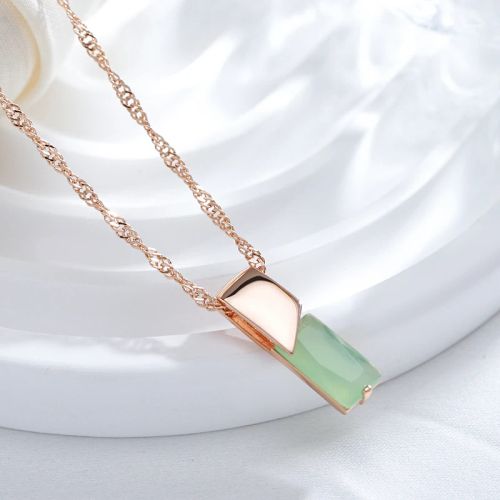 JULYDREAM Simple Luxurious Pendant Necklace - Trendy Everyday Accessory - Green Zircon