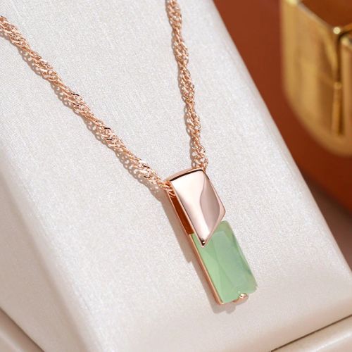 JULYDREAM Simple Luxurious Pendant Necklace - Trendy Everyday Accessory - Green Zircon
