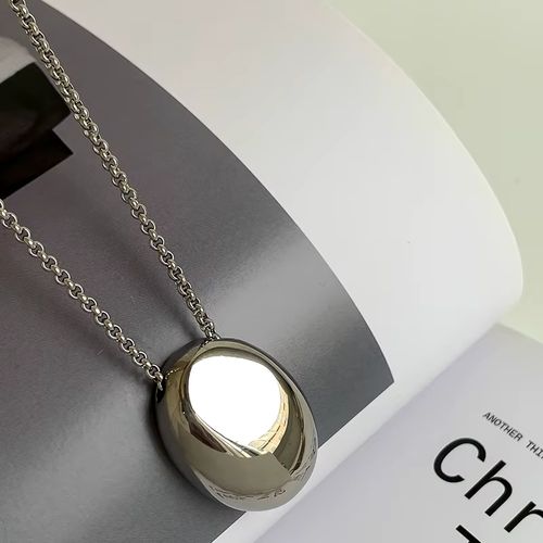 Elegant Oval Pendant Necklace - Stainless Steel Fashion Accessory