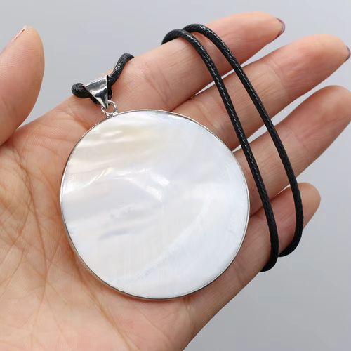 Shell Necklace - Classic Design - Versatile Fashion Accessory - 55cm / pendant 50x50mm