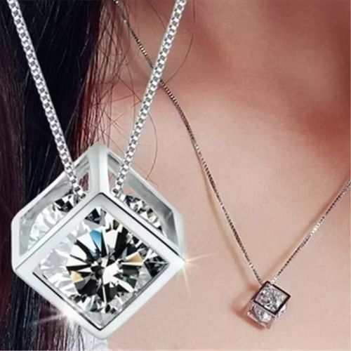 Elegant Rhinestone Pendant Necklace - Fashionable & Stylish Accessory - Light Yellow Gold Color