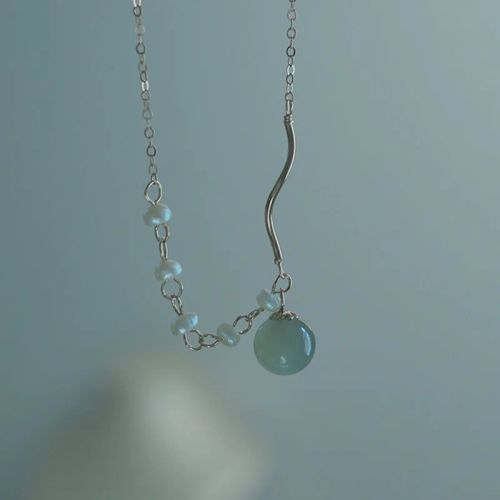 VENTFILLE Jade Necklace - Elegant Design for Stylish Occasions - Silver