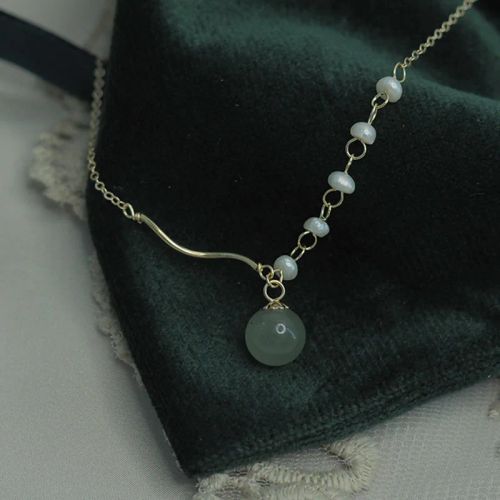 VENTFILLE Jade Necklace - Elegant Design for Stylish Occasions - Gold
