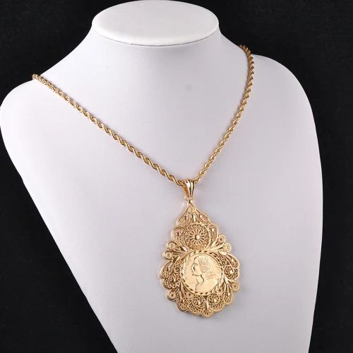 Herseygold Flower Pendant Necklace with Crystal - Fashionable Jewellery