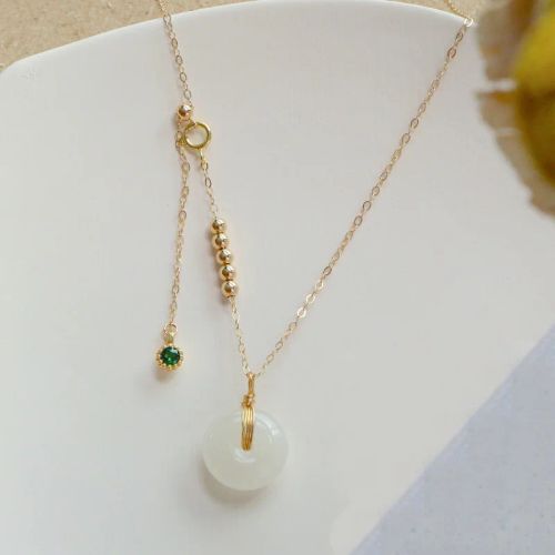 VENTFILLE Jade Necklace - Elegant Design for Stylish Occasions - Champagne