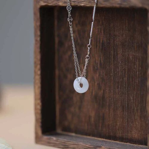 VENTFILLE Jade Necklace - Elegant Design for Stylish Occasions - army green