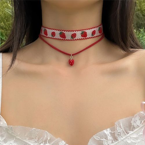 Ingemark Elegant Strawberry Heart Pendant Necklace - Fashionable Gift