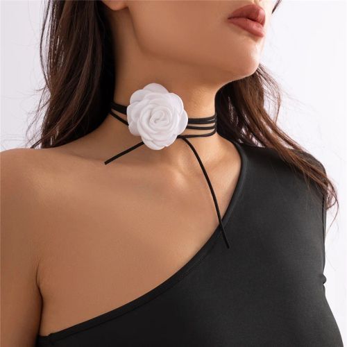 Ingemark Floral Pendant Necklace - Elegant Fashion Accessory