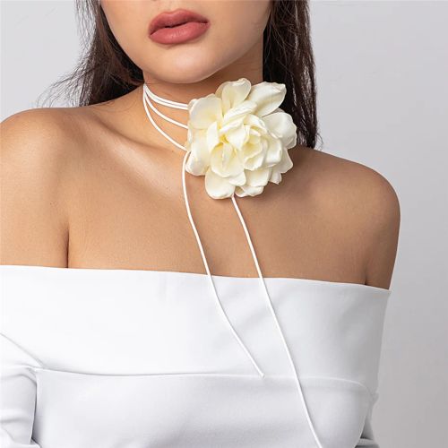 Ingemark Floral Pendant Necklace - Elegant Fashion Accessory