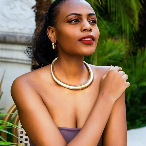 IngeSight.Z Exaggerated Striped Metal Choker Necklace for Parties - gold color