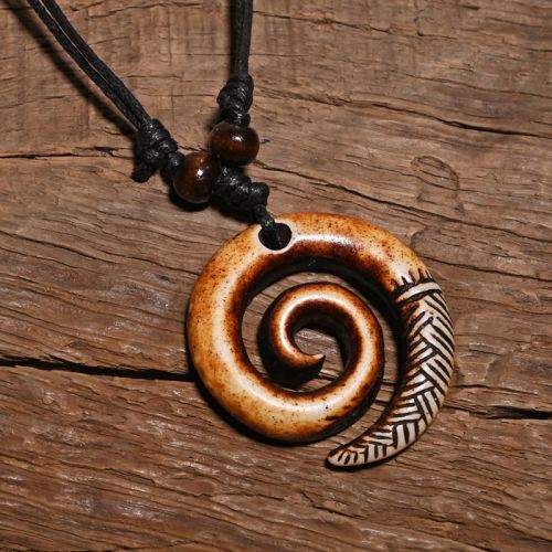 QIANZHIYUN Vintage Pendant Necklace - Adjustable Resin Design - Yellowish brown