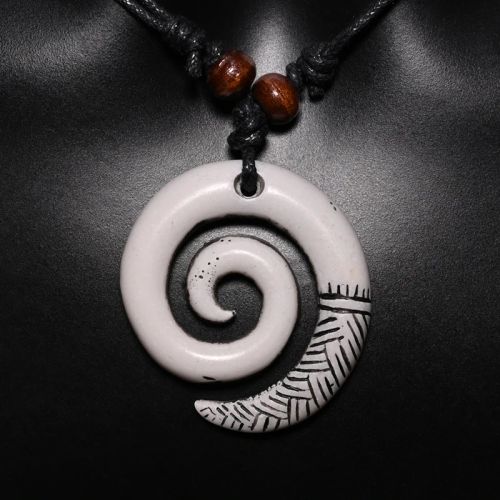 QIANZHIYUN Vintage Pendant Necklace - Adjustable Resin Design - Vintage white